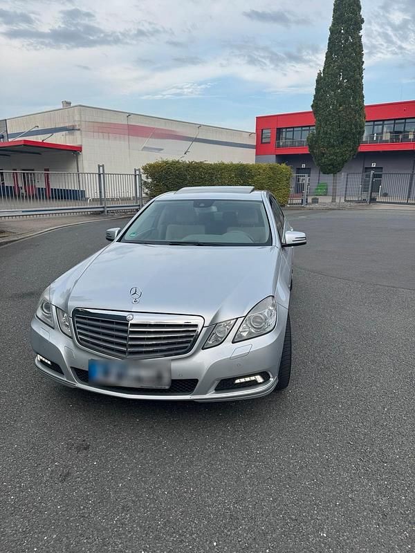 Grau Gebraucht 2009 Mercedes E250 Limousine | 12.100 € (Etwas zu teuer) - Bild 1/4