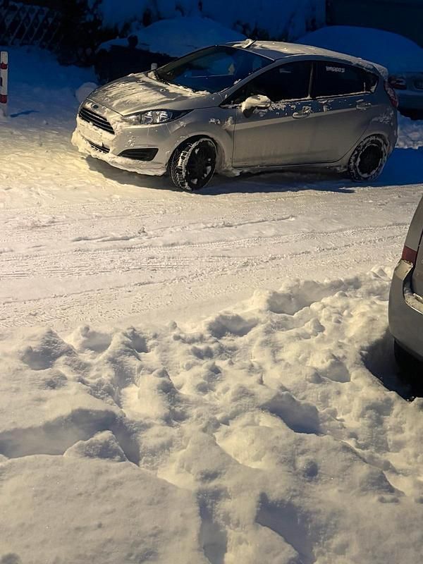 Silber Gebraucht 2015 Ford Fiesta Limousine | 4.599 € - Bild 1/1