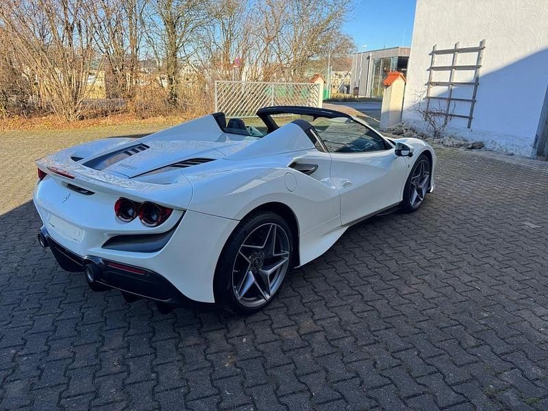 Weiß Gebraucht 2022 Ferrari F8 Cabrio | 389.900 € - Bild 1/4