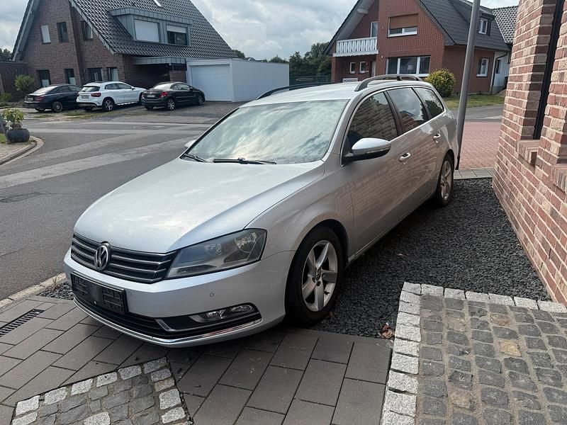 Silber Gebraucht 2011 VW Passat Kombi | 6.800 € (Guter Preis) - Bild 1/4
