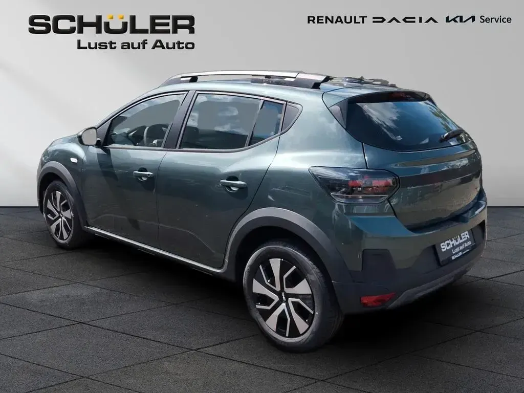 Neu Dacia Sandero Expression 122 PS (89 kW) 2026 Grün Limousine