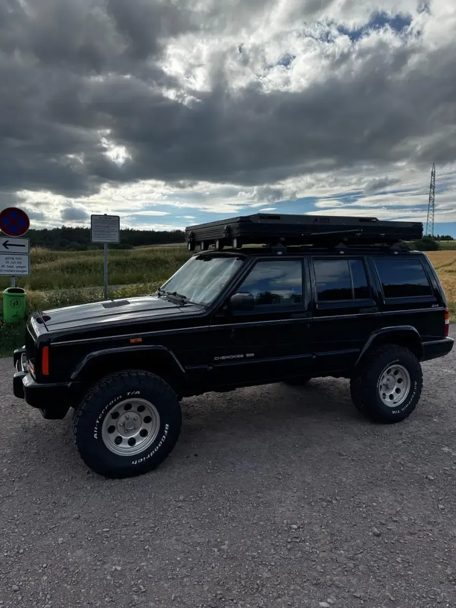 Gebraucht Jeep Cherokee Overland 178 PS (130 kW) 1999 Schwarz SUV
