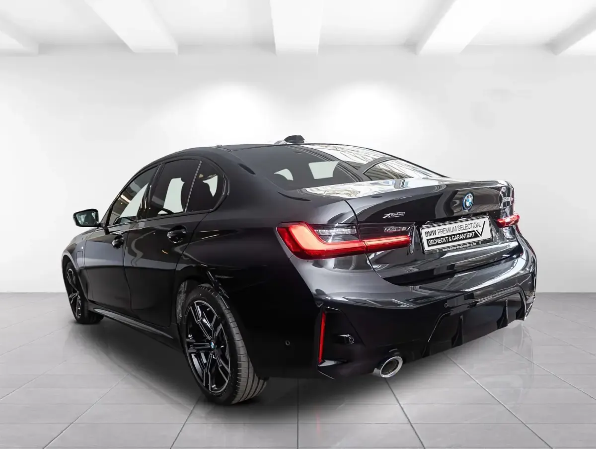 Gebraucht BMW 330e Performance 292 PS (214 kW) 2025 Black sapphire metallic (schwarz) Limousine