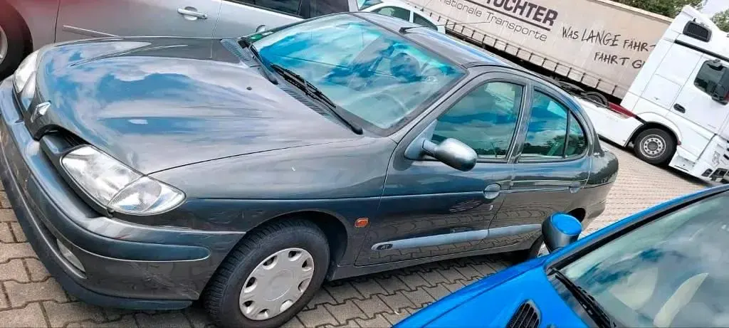 Gebraucht Renault Mégane 75 PS (55 kW) 1997 Grau Limousine