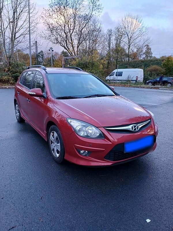 Gebraucht Hyundai i30 90 PS (66 kW) 2012 Rot Kombi