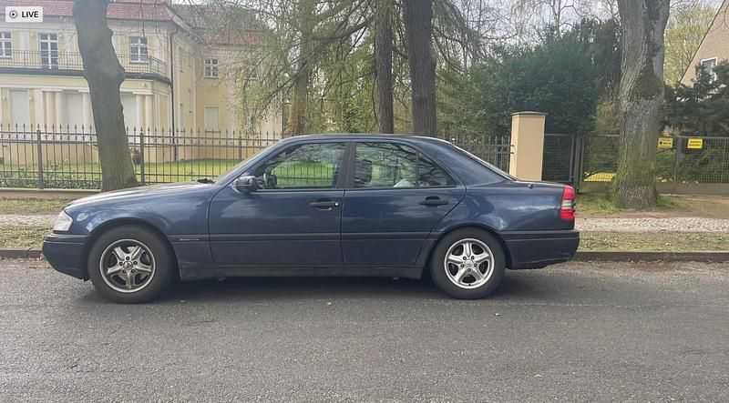 Gebraucht Mercedes C180 122 PS (89 kW) 1997 Blau Limousine