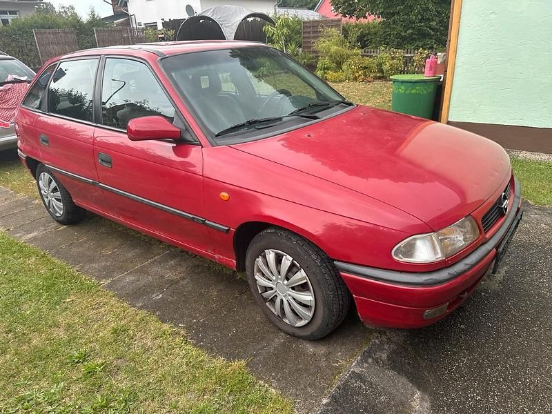 Rot Gebraucht 1997 Opel Astra Limousine | 600 € (Fairer Preis) - Bild 1/4