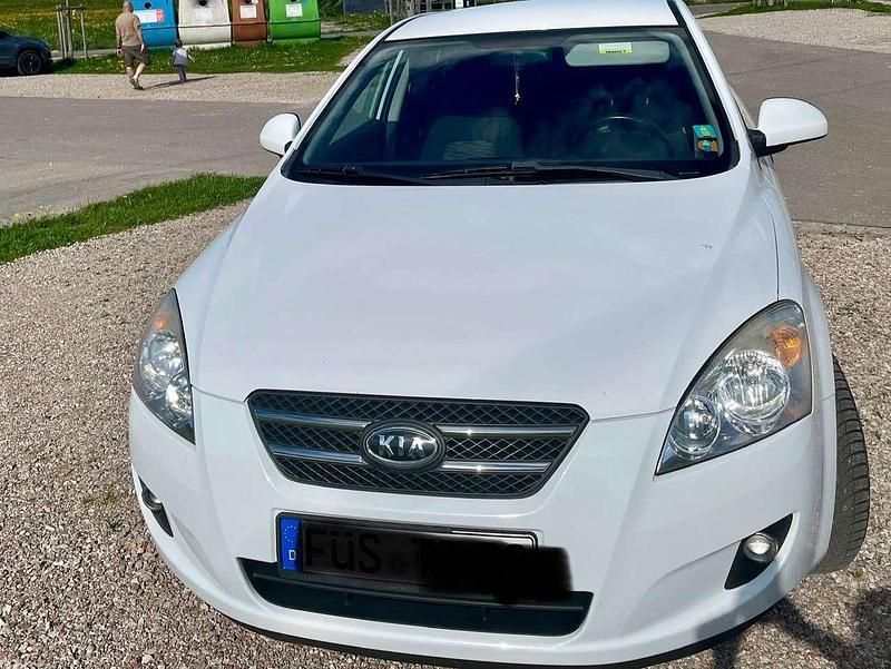 Weiß Gebraucht 2009 Kia Ceed Basis Limousine | 2.610 € (Etwas zu teuer) - Bild 1/4