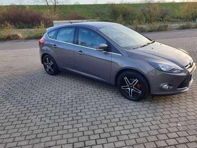 Gebraucht Ford Focus Titanium 125 PS (91 kW) 2012 Braun Kleinwagen