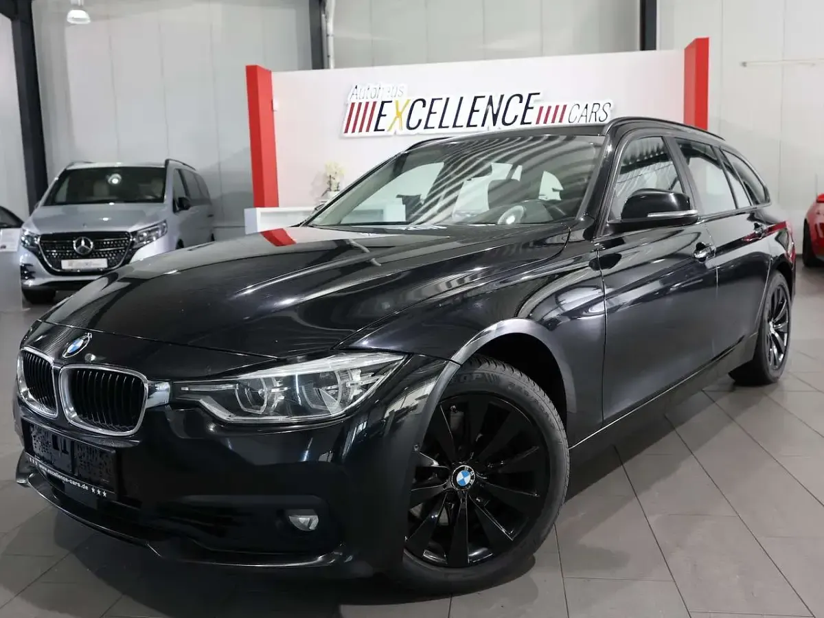 Gebraucht BMW 330 Advantage 258 PS (189 kW) 2019 Saphirschwarz Kombi