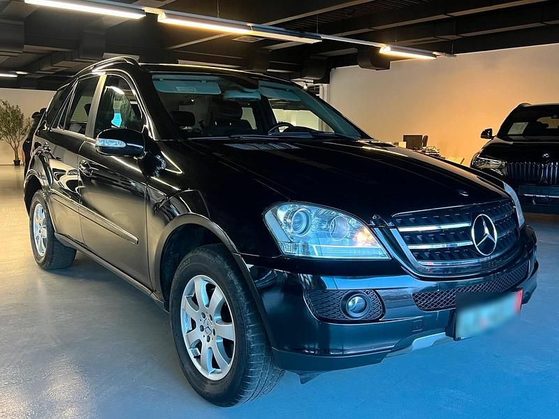 Schwarz Gebraucht 2006 Mercedes ML320 SUV | 6.490 € (Etwas zu teuer) - Bild 1/4