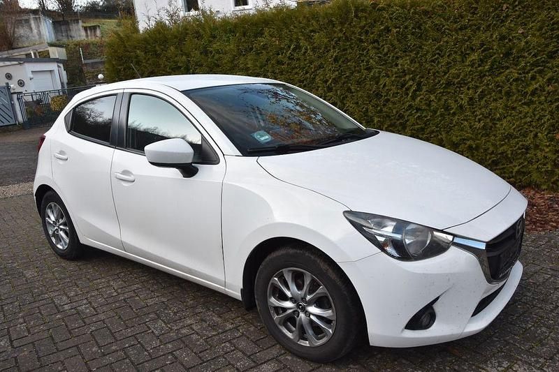 Weiß Gebraucht 2016 Mazda 2 Exclusive-Line Limousine | 7.300 € (Fairer Preis) - Bild 1/4
