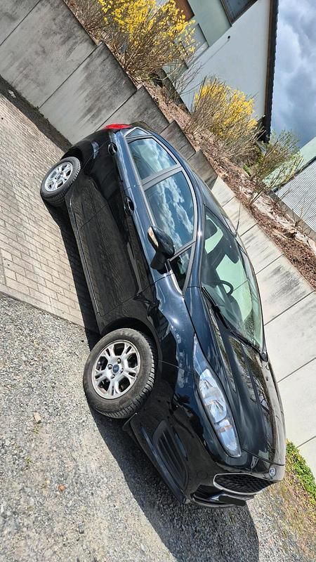 Second-hand Ford Fiesta 101 CP (74 kW) 2017 Negru Hatchback