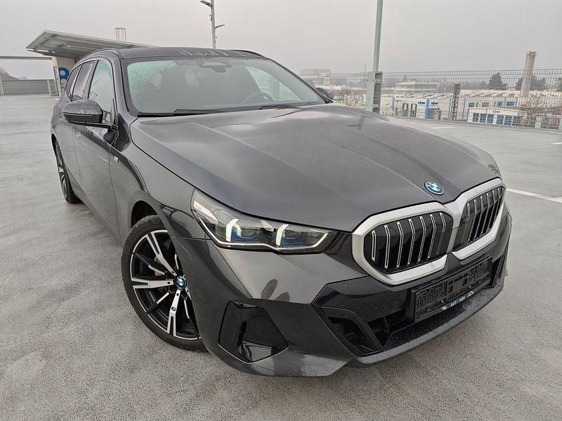 Grau Gebraucht 2025 BMW 550e Performance Limousine | 69.890 € (Superpreis) - Bild 1/4