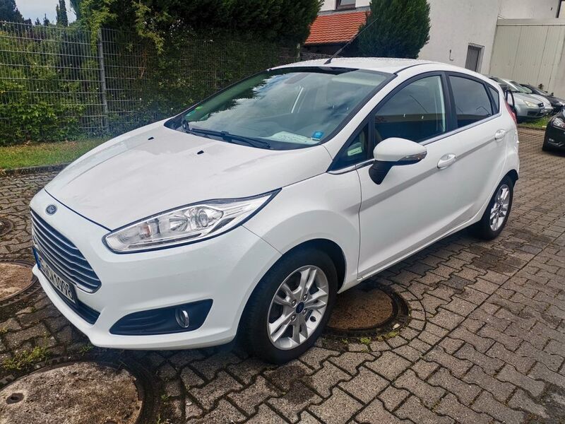 Weiß Gebraucht 2016 Ford Fiesta Titanium Kleinwagen | 6.950 € (Fairer Preis) - Bild 1/4