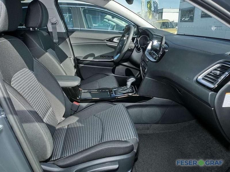 Neu Kia Ceed Style 140 PS (102 kW) 2025 Yuka grau Kleinwagen