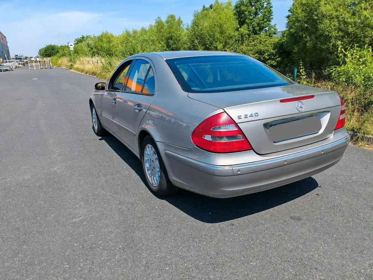 Gebraucht Mercedes E240 177 PS (130 kW) 2005 Grau Limousine