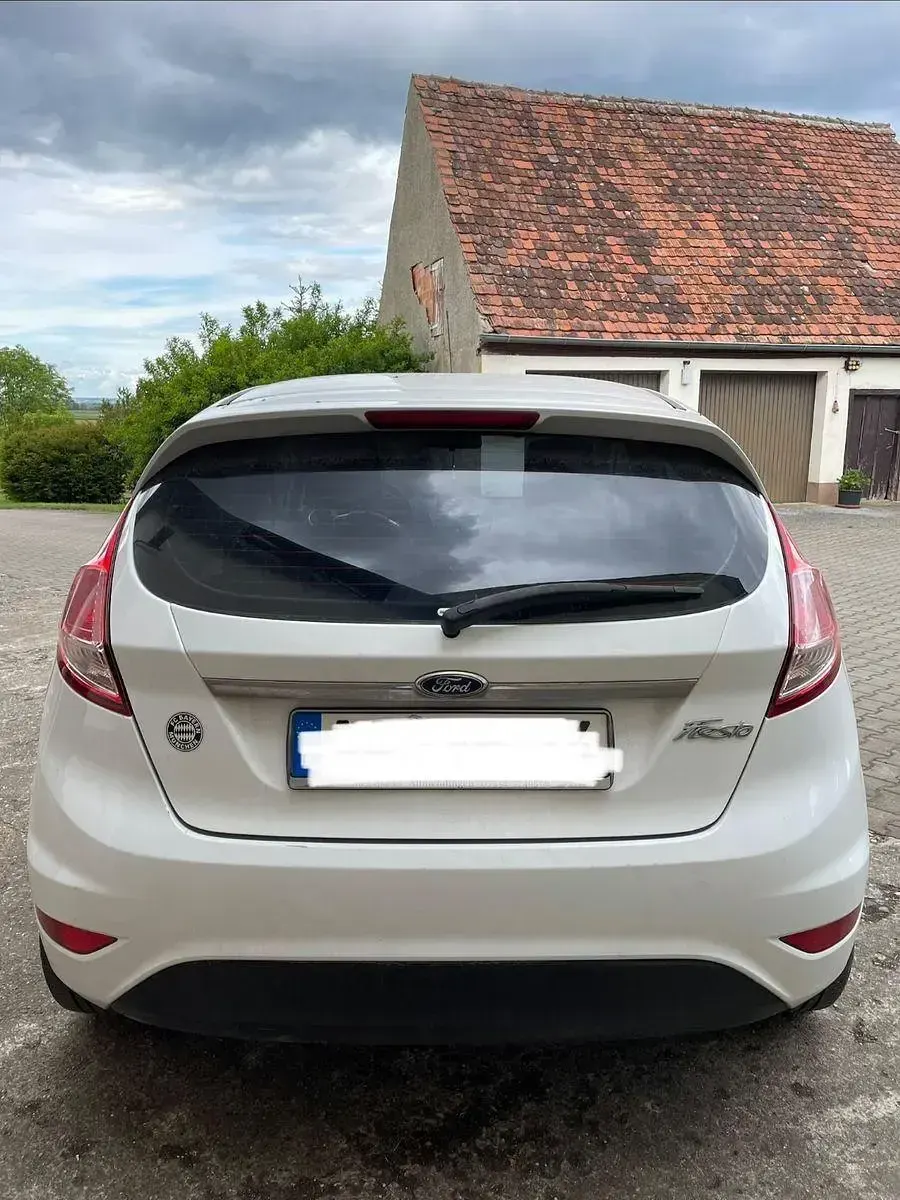 Gebraucht Ford Fiesta 82 PS (60 kW) 2013 Weiß Kleinwagen