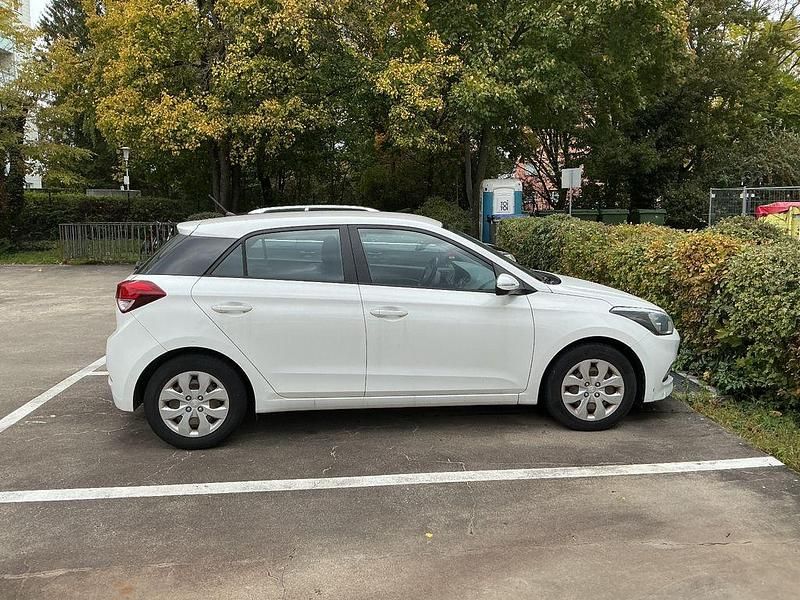 Weiß Gebraucht 2018 Hyundai i20 Limousine | 7.599 € (Superpreis) - Bild 1/4