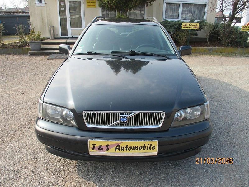 Second-hand Volvo V40 122 CP (89 kW) 2000 Negru Break