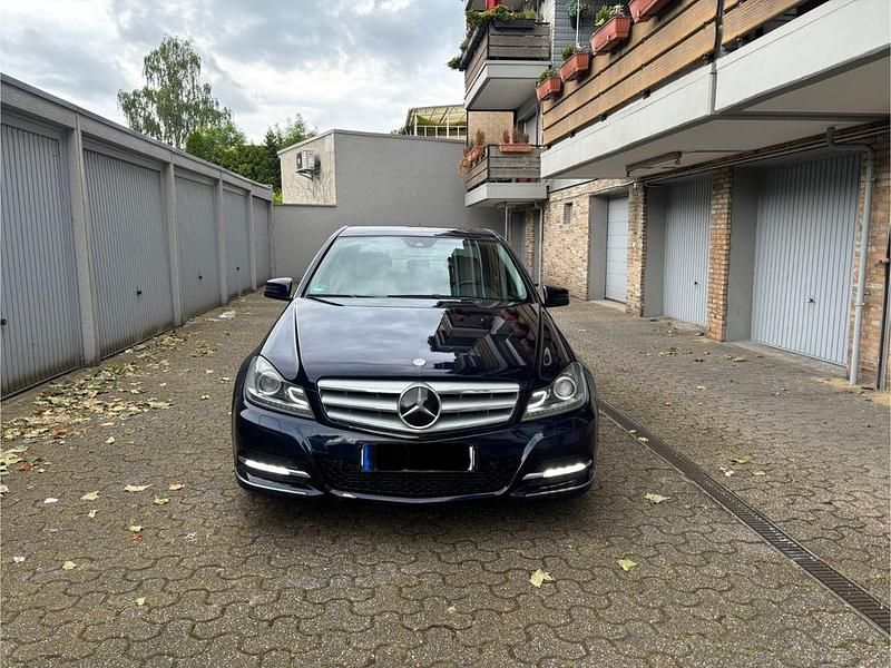 Blau Gebraucht 2012 Mercedes C350 Avantgarde Limousine | 10.400 € (Teuer) - Bild 1/4