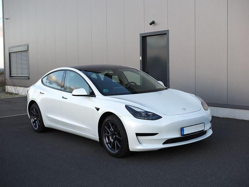 Weiß Gebraucht 2021 Tesla Model 3 Standard Range Limousine | 23.199 € (Guter Preis) - Bild 1/4