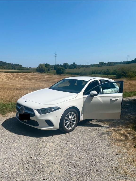 Weiß Gebraucht 2020 Mercedes A200 Limousine | 22.200 € (Guter Preis) - Bild 1/4