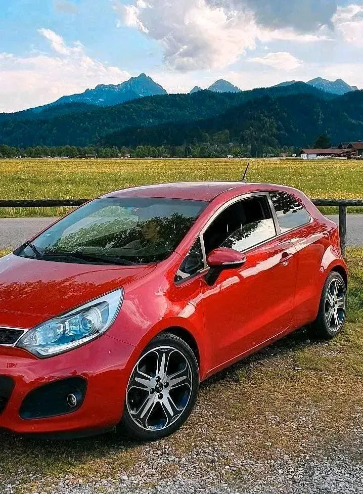 Używany Kia Rio 90 KM (66 kW) 2014 Czerwony Hatchback