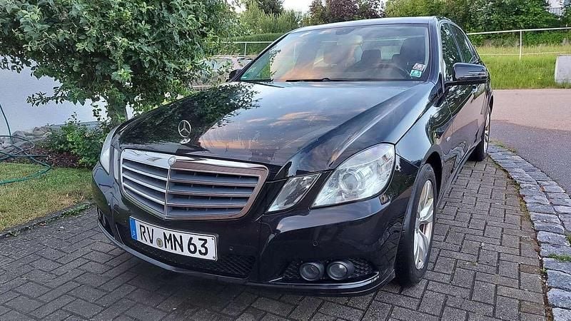 Schwarz Gebraucht 2010 Mercedes E200 Avantgarde Limousine | 5.800 € (Fairer Preis) - Bild 1/4