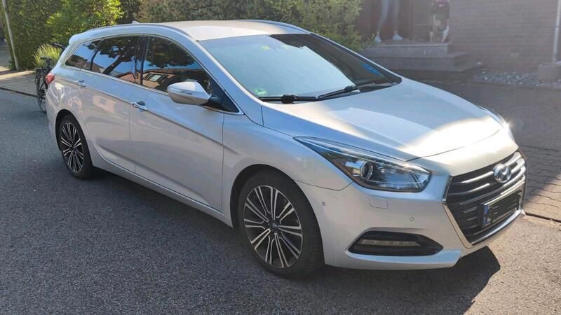 Silber Gebraucht 2016 Hyundai i40 Premium Kombi | 12.000 € (Guter Preis) - Bild 1/4