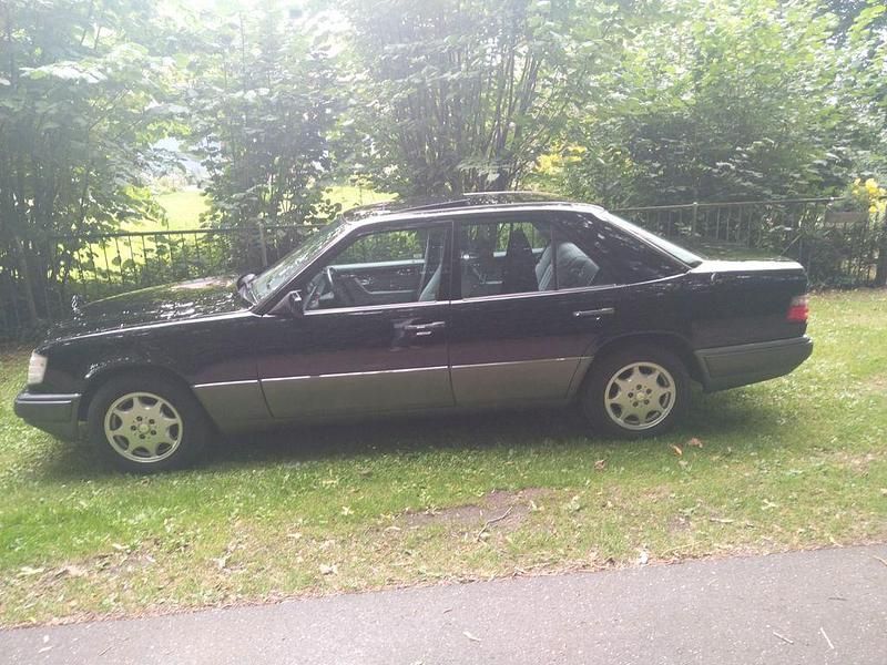 Schwarz Gebraucht 1995 Mercedes 200 Limousine | 8.990 € - Bild 1/4