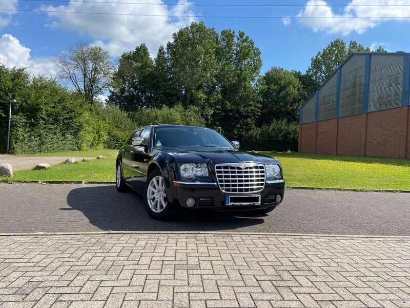 Schwarz Gebraucht 2010 Chrysler 300C Touring Kombi | 12.900 € - Bild 1/4