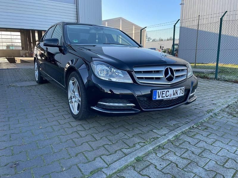 Schwarz Gebraucht 2012 Mercedes C200 Limousine | 8.200 € (Fairer Preis) - Bild 1/4