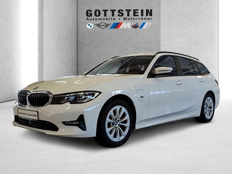 Alpinweiss iii Gebraucht 2022 BMW 320e Advantage Kombi | 29.980 € (Fairer Preis) - Bild 1/3