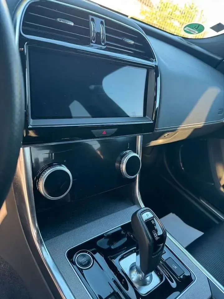 Gebraucht Jaguar XE R-Dynamic 179 PS (131 kW) 2020 Eiger grey Limousine