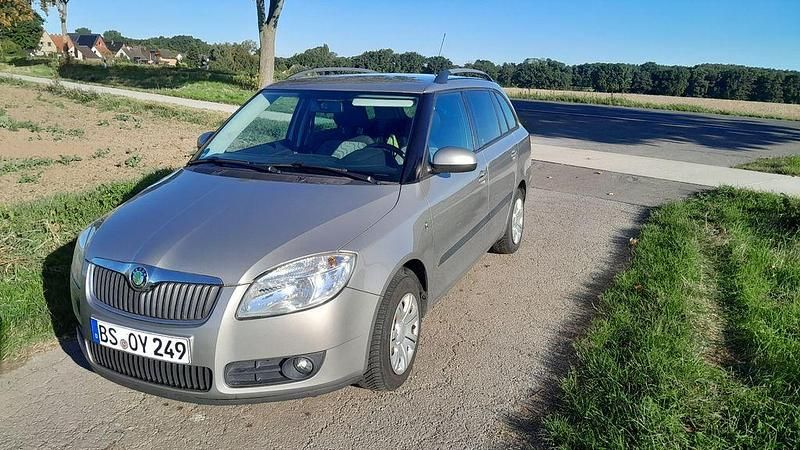 Braun Gebraucht 2009 Skoda Fabia Kleinwagen | 2.200 € (Fairer Preis) - Bild 1/4