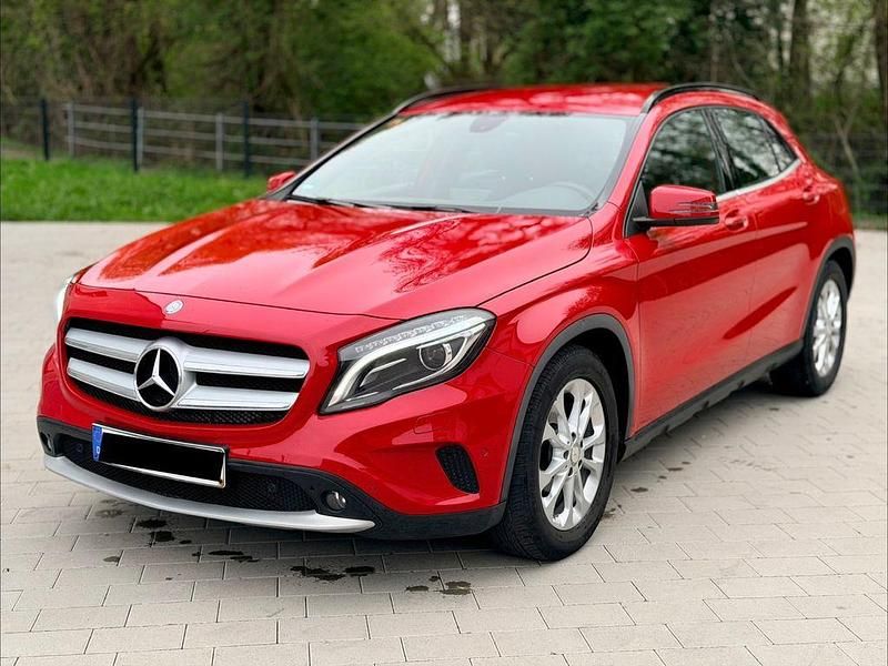 Gebraucht Mercedes GLA200 156 PS (114 kW) 2015 Rot SUV