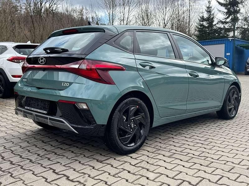 Neu Hyundai i20 Blackline 90 PS (66 kW) 2026 Mangrove green Kleinwagen