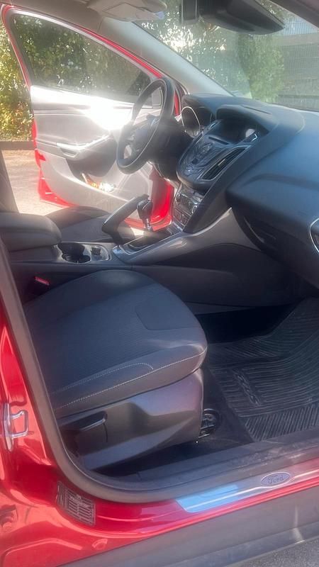 Second-hand Ford Focus Titanium 150 CP (110 kW) 2011 Roșu Berlinǎ