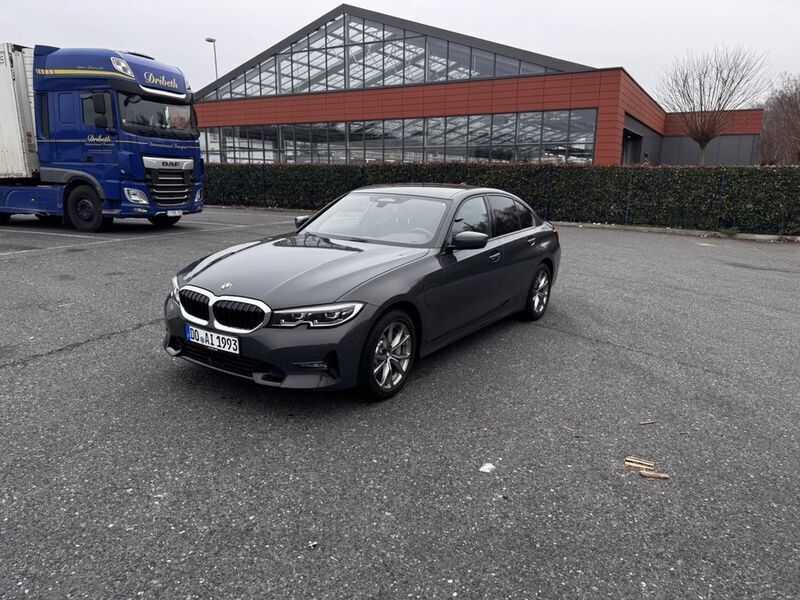 Grau Gebraucht 2019 BMW 330e Sport Line Limousine | 30.600 € (Etwas zu teuer) - Bild 1/4