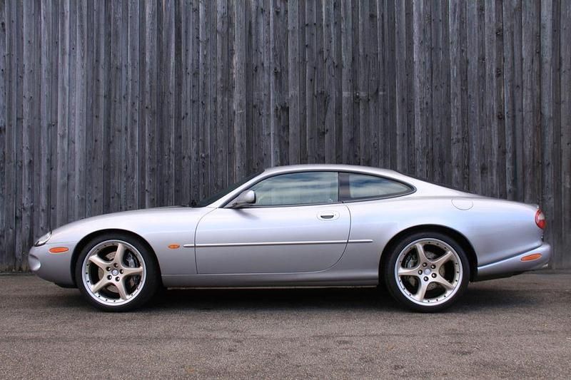 Second-hand Jaguar XKR 363 CP (266 kW) 2000 Argintiu Coupe