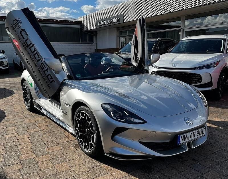 Silber Gebraucht 2025 MG Cyberster Cabrio | 59.990 € (Guter Preis) - Bild 1/4