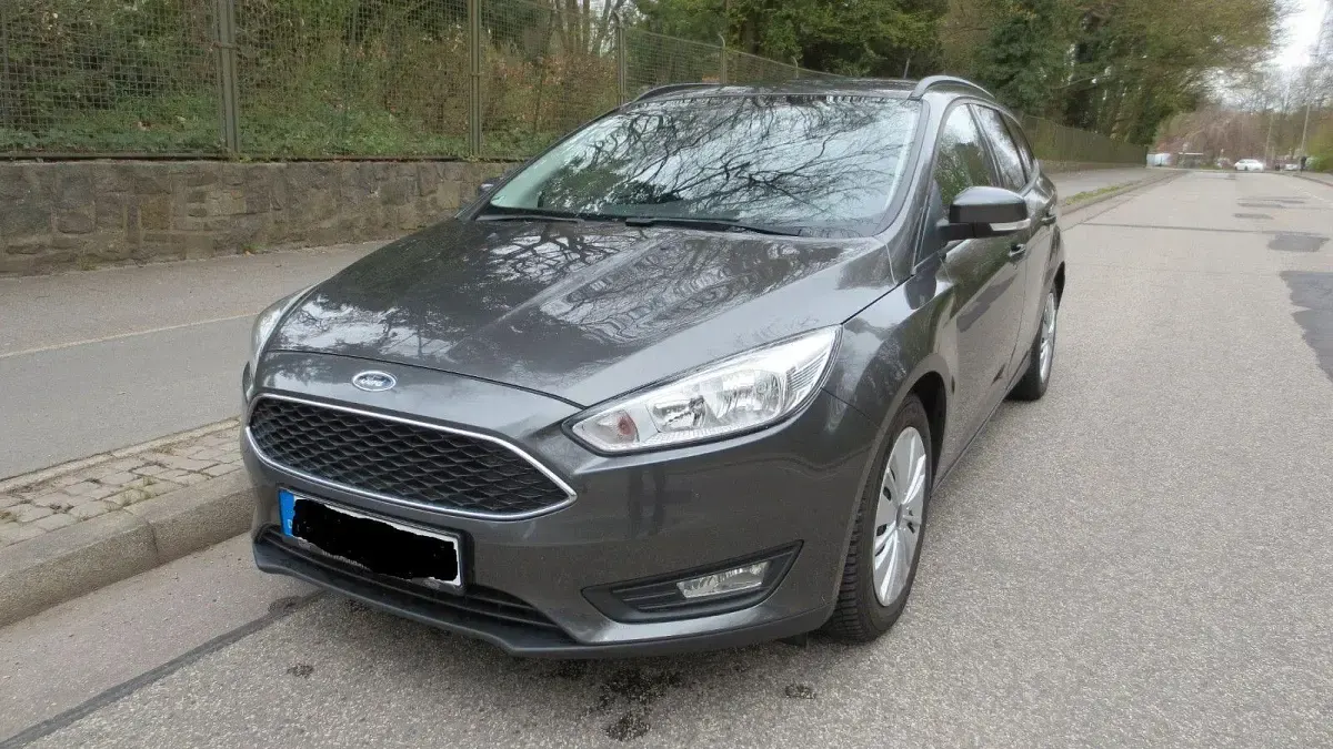 Gebraucht Ford Focus Trend 125 PS (91 kW) 2018 Grau Limousine