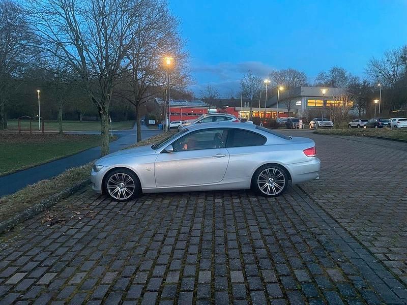 Gebraucht BMW 320 177 PS (130 kW) 2009 Silber Coupé