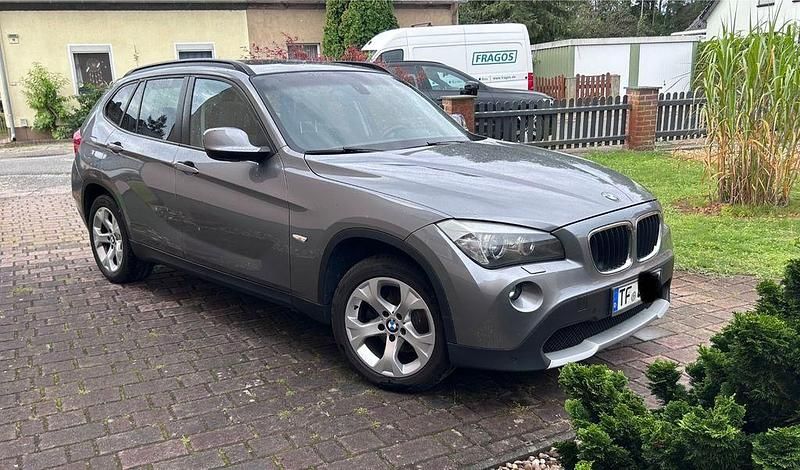 Grau Gebraucht 2012 BMW X1 SUV | 10.790 € (Fairer Preis) - Bild 1/4