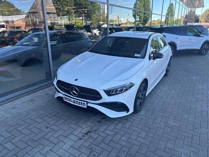 Polarweiss Gebraucht 2024 Mercedes A200 AMG line Limousine | 30.995 € (Guter Preis) - Bild 1/4