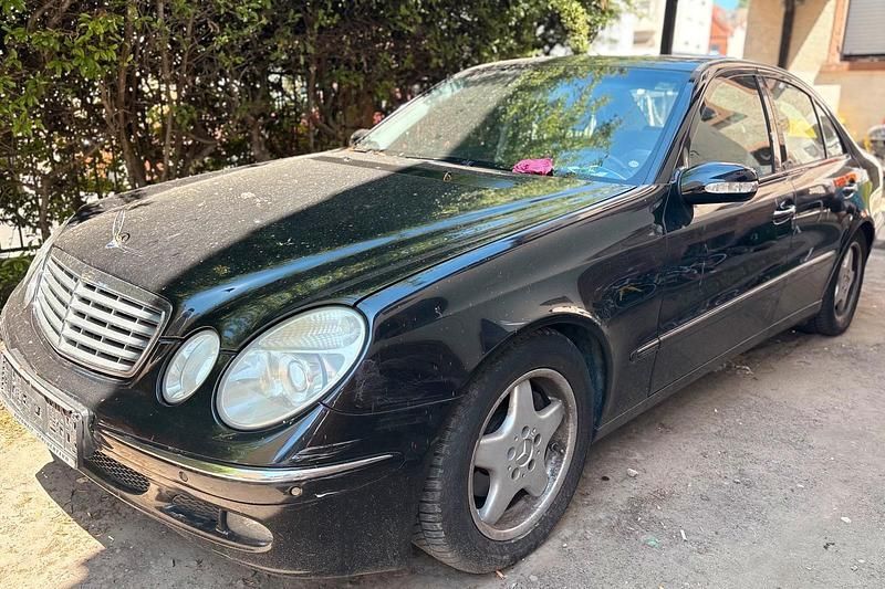 Schwarz Gebraucht 2005 Mercedes E220 Avantgarde Limousine | 2.400 € (Superpreis) - Bild 1/4