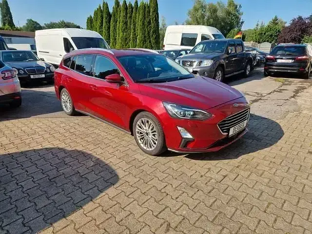 Gebraucht Ford Focus Titanium 120 PS (88 kW) 2019 Rot Limousine