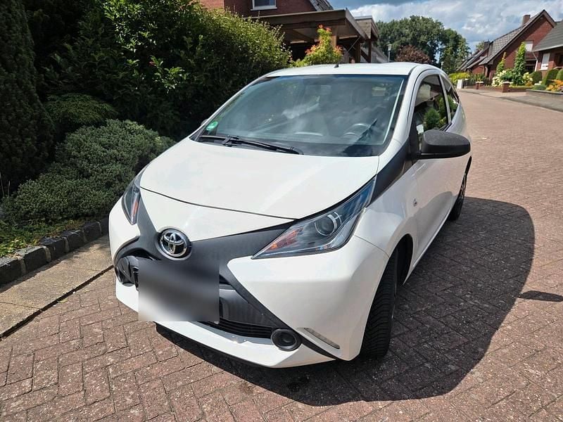 Weiß Gebraucht 2015 Toyota Aygo Kleinwagen | 4.900 € (Fairer Preis) - Bild 1/4