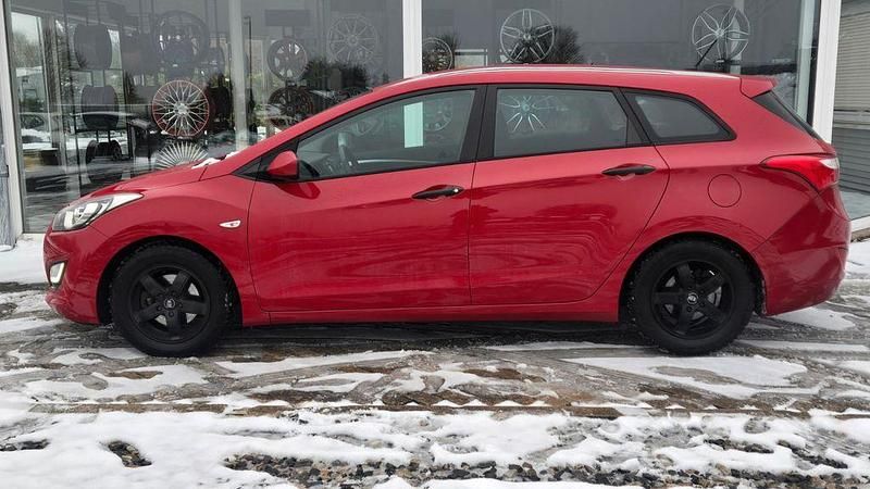 Gebraucht Hyundai i30 Classic 90 PS (66 kW) 2013 Rot Kombi